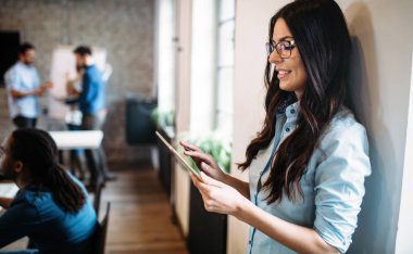 Modern ofisinde çalışan genç çekici kadın mimar