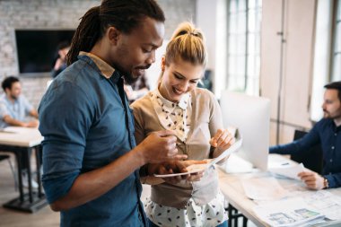 Genç Mimarlar ofiste tartışma portresi