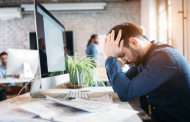 Modern ofis overworked genç işçiye portresi