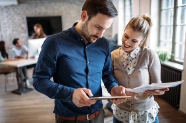 Genç Mimarlar ofiste tartışma portresi