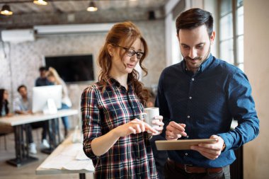 Genç Mimarlar ofiste tartışma portresi