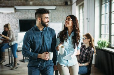 Genç Mimarlar ofiste tartışma portresi