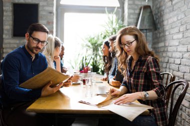 Kafede molada genç iş meslektaşlarının resim