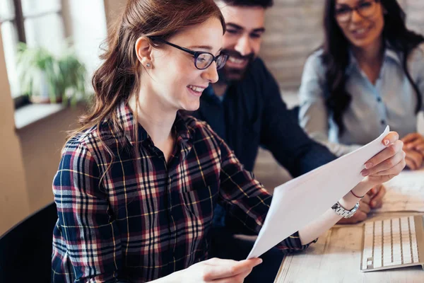 Unga Arkitekter Arbetar Projektet Office Grupp — Stockfoto