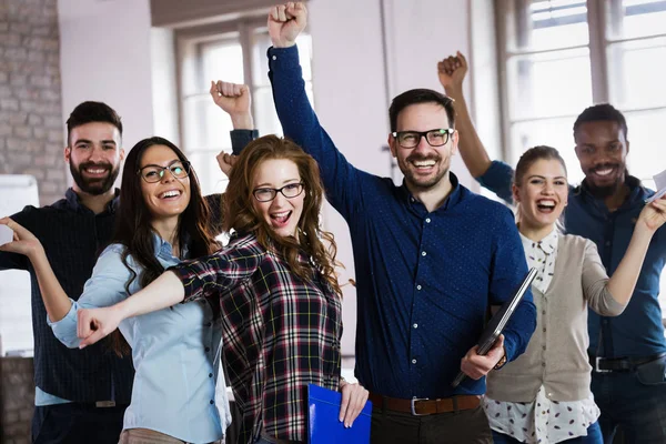 Porträtt Framgångsrika Unga Business Team Som Poserar Office — Stockfoto