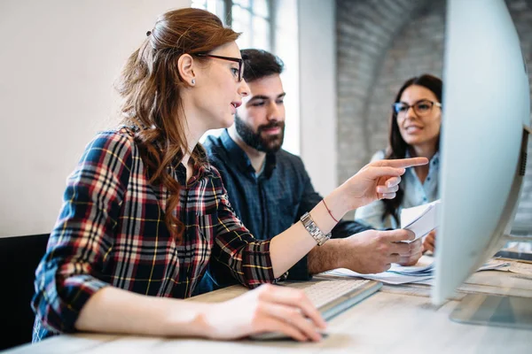 Junge Architekten Arbeiten Gemeinsam Projekt Büro — Stockfoto