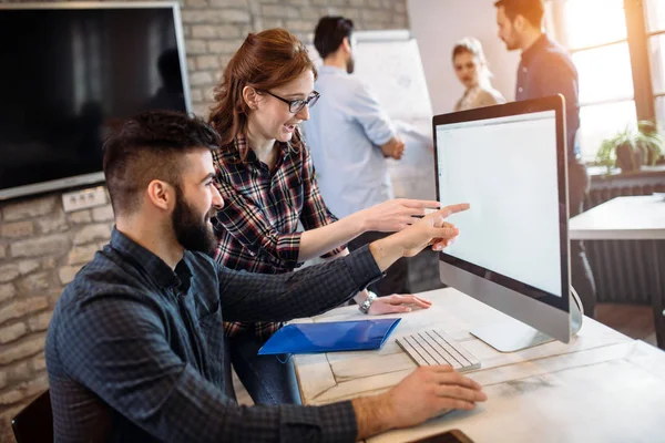 Junge Architekten Arbeiten Gemeinsam Projekt Büro — Stockfoto