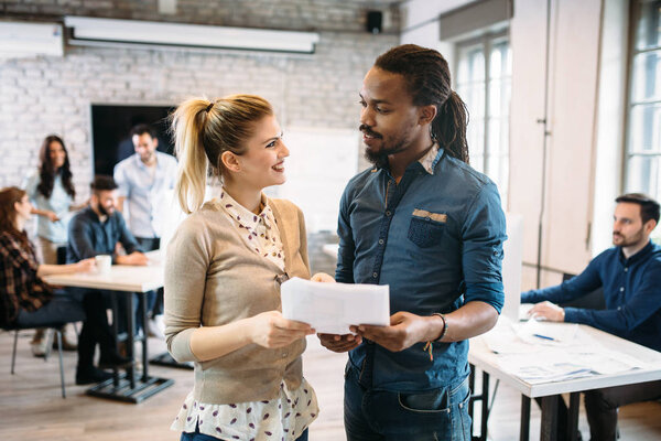 Портрет молодых архитекторов, находящихся в офисе
