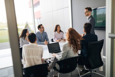 Ofisteki projede işbirliği yapan bir grup iş adamı