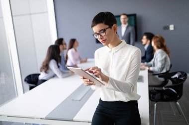 Sunum sırasında konferans salonunda iş arkadaşları