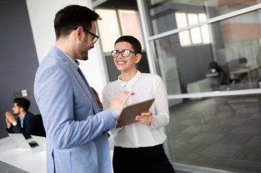 İş adamları iş yerinde eğleniyor ve sohbet ediyorlar.