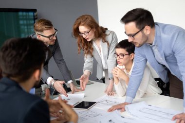 Kurumsal iş takım ve bir modern toplantı odası Yöneticisi