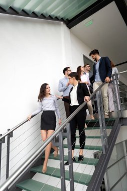 İş adamları iş yerinde eğleniyor ve sohbet ediyorlar.