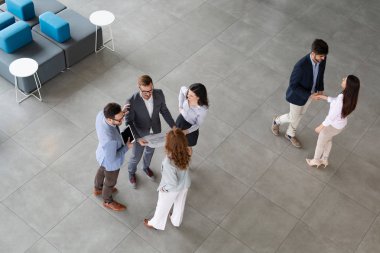 Bir grup mimar ve iş adamı birlikte çalışıyor ve beyin fırtınası yapıyorlar.