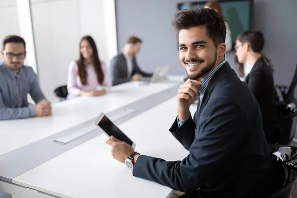 Retrato Bonito Bem Sucedido Sorridente Empresário Segurando Tablet — Fotografia de Stock