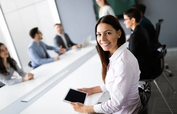 Empresarios Profesionales Creativos Que Trabajan Proyectos Empresariales Oficina — Foto de Stock