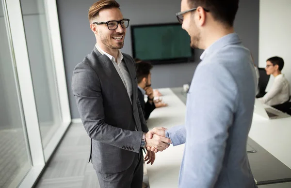 Zwei Selbstbewusste Geschäftsleute Beim Händeschütteln Während Eines Meetings Büro Erfolg — Stockfoto
