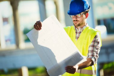 Resmi inşaat sitesi mühendis inşaat plan seyir