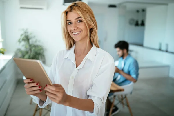 Όμορφος Νεαρός Άνδρας Και Ελκυστική Γυναίκα Που Εργάζονται Από Κοινού — Φωτογραφία Αρχείου