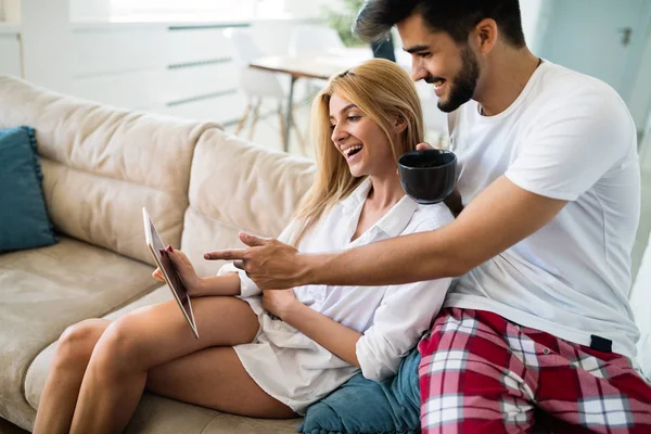 Snedig Paar Verliefd Winkelen Online Tablet — Stockfoto