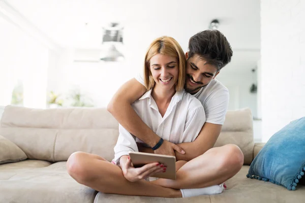 幸福的夫妇 在平板电脑在家里上网的爱 — 图库照片