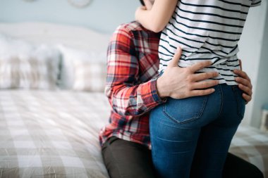 Yatak odasında genç çekici sevgi dolu çift portresi