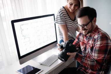 Genç çekici grafik tasarımcıları proje üzerinde birlikte çalışma