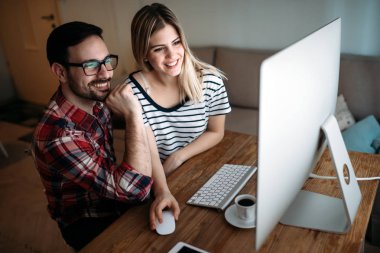 Genç çekici grafik tasarımcıları proje üzerinde birlikte çalışma