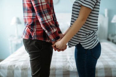 Yatak odasında genç çekici sevgi dolu çift portresi