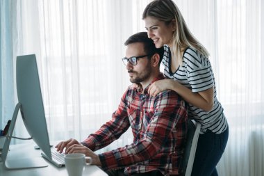 Genç çekici grafik tasarımcıları proje üzerinde birlikte çalışma