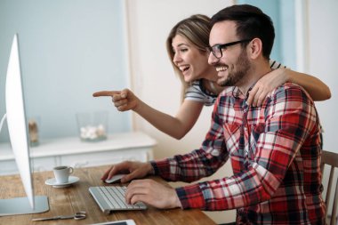 Genç çekici grafik tasarımcıları proje üzerinde birlikte çalışma