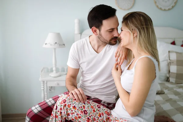 Porträt Eines Jungen Attraktiven Liebespaares Schlafzimmer — Stockfoto