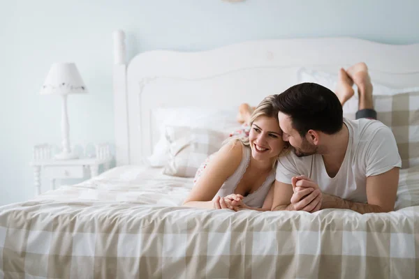 Porträt Eines Jungen Attraktiven Liebespaares Schlafzimmer — Stockfoto