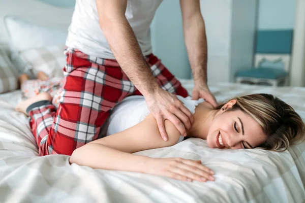 Yatak odasında genç çekici sevgi dolu çift portresi