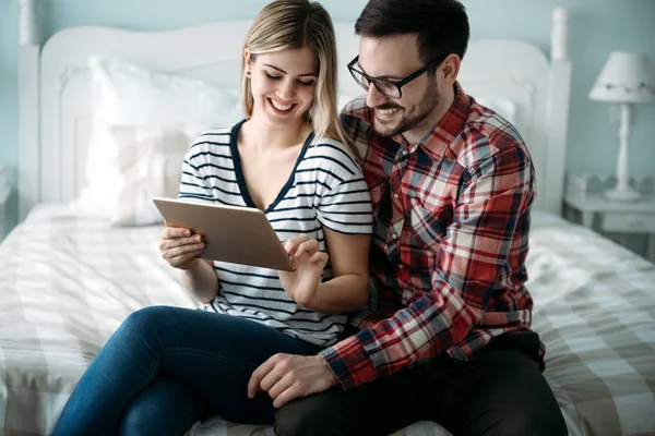 Junges Glückliches Paar Nutzt Digitales Tablet Schlafzimmer — Stockfoto