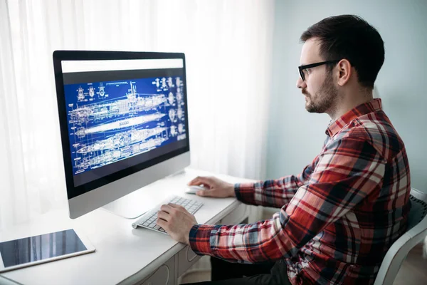 Evde projede çalışan genç çekici Tasarımcısı