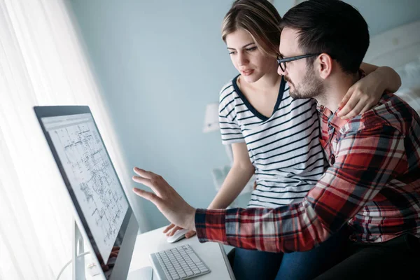 Jóvenes Diseñadores Gráficos Atractivos Trabajando Juntos Proyecto —  Fotos de Stock