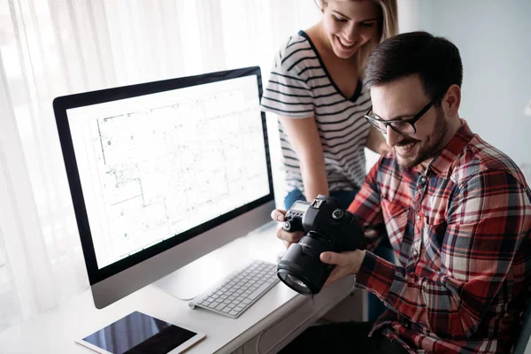 Genç çekici grafik tasarımcıları proje üzerinde birlikte çalışma