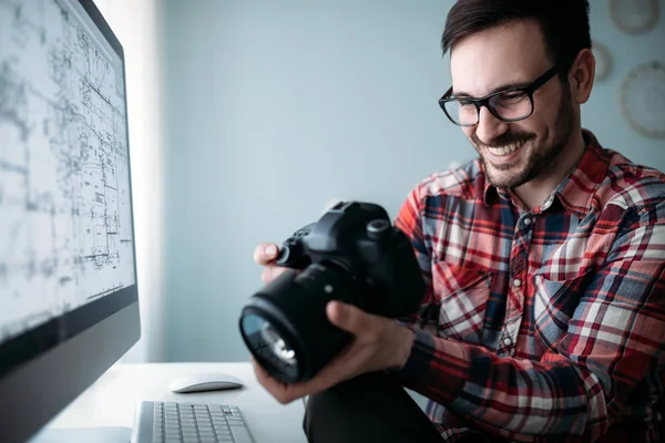 Evde projede çalışan genç çekici Tasarımcısı