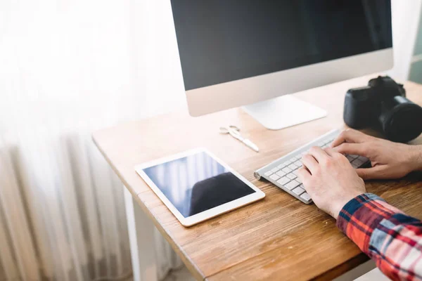 Närbild Bild Man Som Arbetar Dator Hemmakontoret — Stockfoto