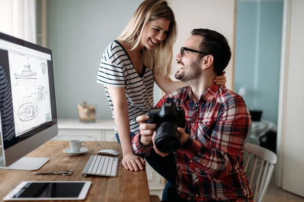 Genç çekici grafik tasarımcıları proje üzerinde birlikte çalışma