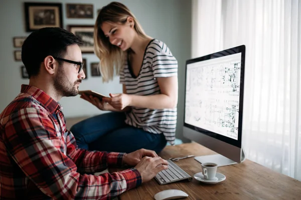 Genç çekici grafik tasarımcıları proje üzerinde birlikte çalışma