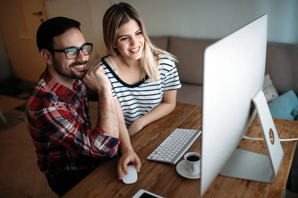 Genç çekici grafik tasarımcıları proje üzerinde birlikte çalışma