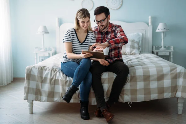 Jonge Gelukkige Paar Met Behulp Van Digitale Tablet Slaapkamer — Stockfoto