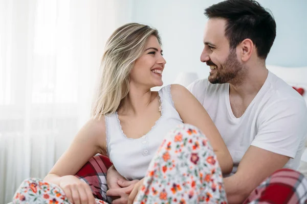 Portrait Jeune Couple Aimant Attrayant Dans Chambre — Photo