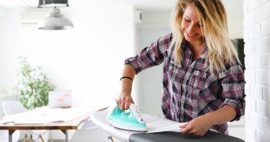 Genç kadın Ütü Masası elbise Ütü