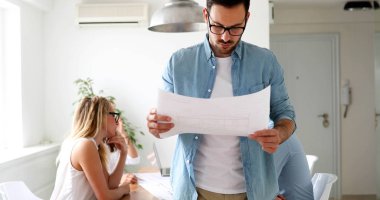 Bir grup mimar ve iş adamı birlikte çalışıyor ve beyin fırtınası yapıyorlar.