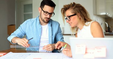 İş adamları ve gelecek için planlama mimarlar