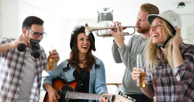 Genç arkadaşlar eğlenmeye ve müzik parti mutlu grup