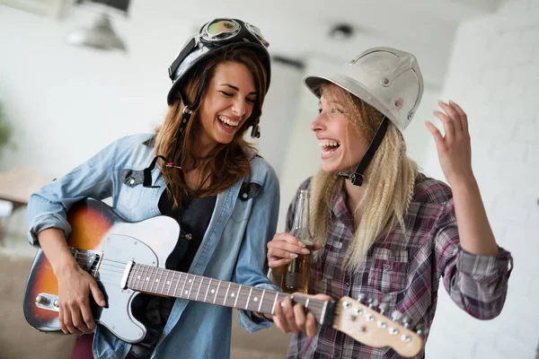 Gruppe Glücklicher Freunde Die Hause Gitarre Spielen Und Feiern — Stockfoto